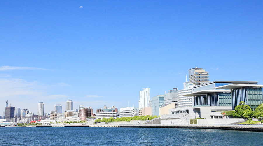 初夏のHAT神戸、神戸市灘区から眺める