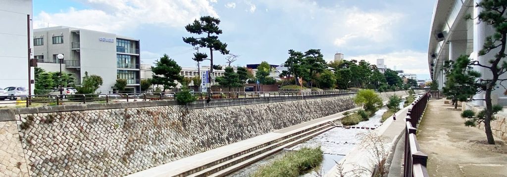 戸市東灘区に位置する住吉川の風景