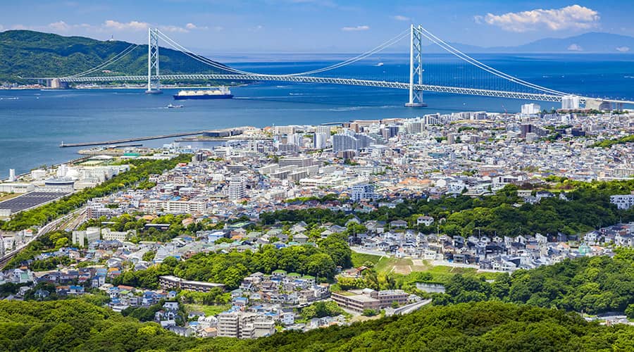 垂水区上空から望む街と海：明石海峡大橋の壮大な景観