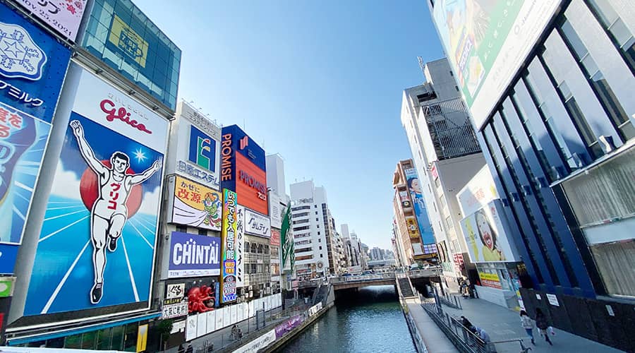 道頓堀の光景：グリコサインと川が織りなす大阪の象徴