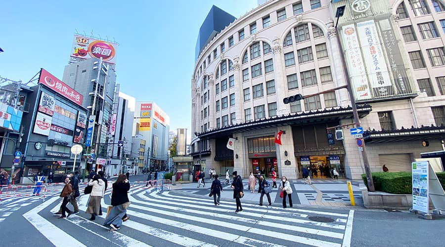 なんば高島屋前：大阪の賑わいを象徴する交差点