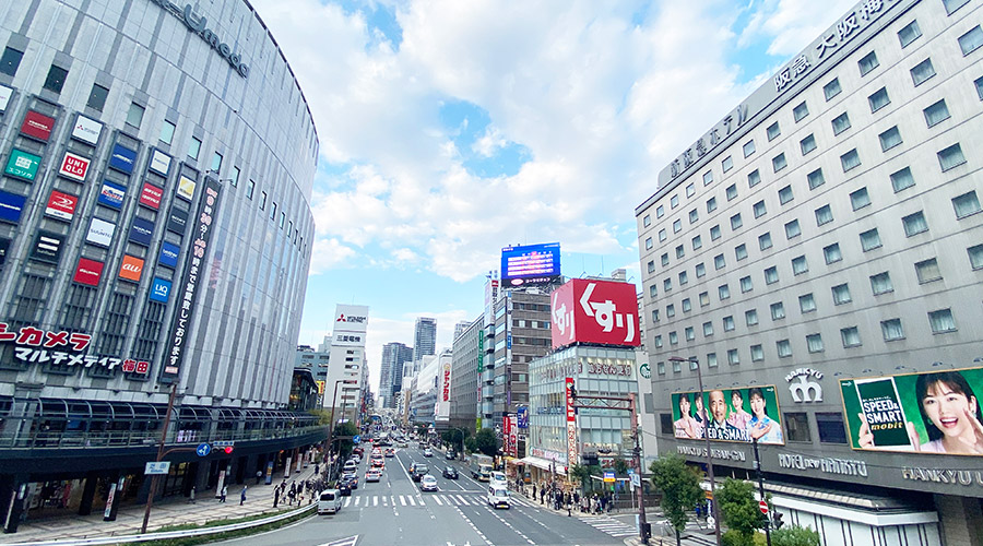 JR大阪駅北側の景観：都市の躍動と賑わい